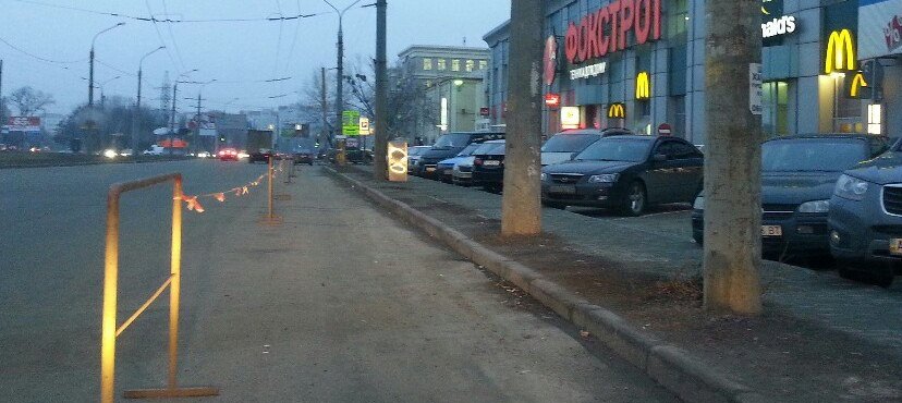 Парковщики создают проблемы и решают их за деньги.