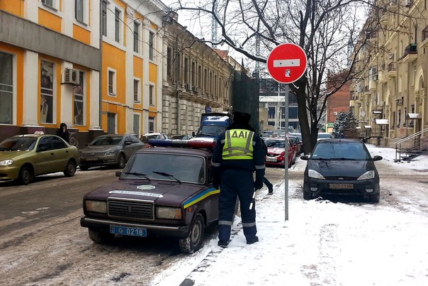 Вас остановил работник ГАИ. Выходить из машины?