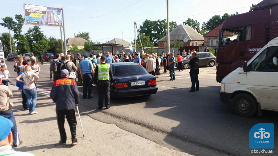  Активисты перекрыли трассу в Безлюдовке